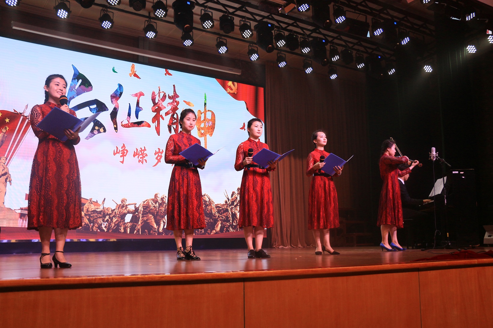 女教师集体朗诵.JPG